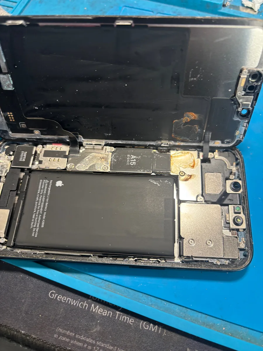 iPhone smontato senza vetro posteriore con batteria, scheda logica e telaio a vista