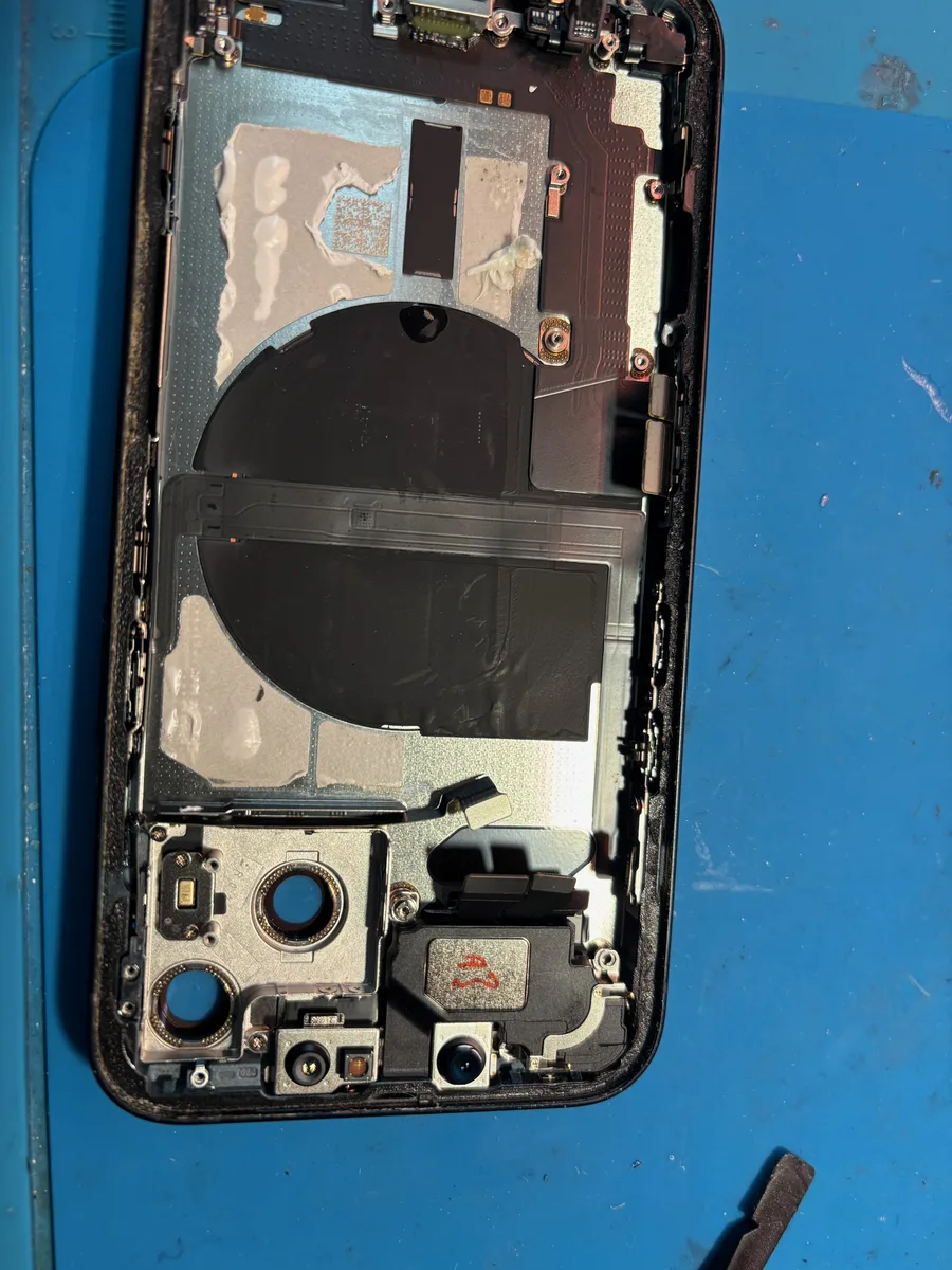 Moduli fotocamera e schermature interne di un iPhone con back cover aperta