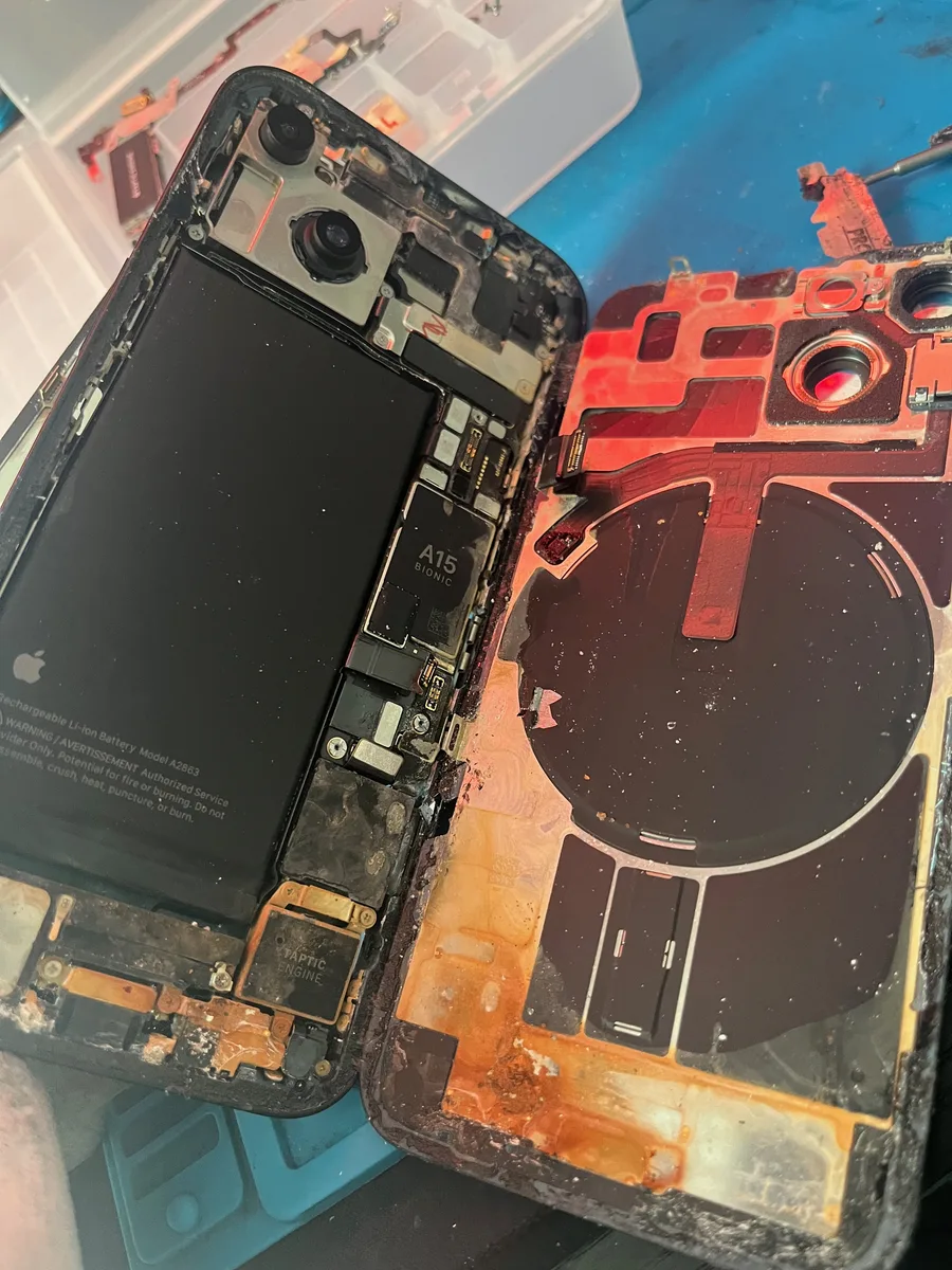 Rimozione del vetro posteriore di un iPhone con residui di colla sul telaio