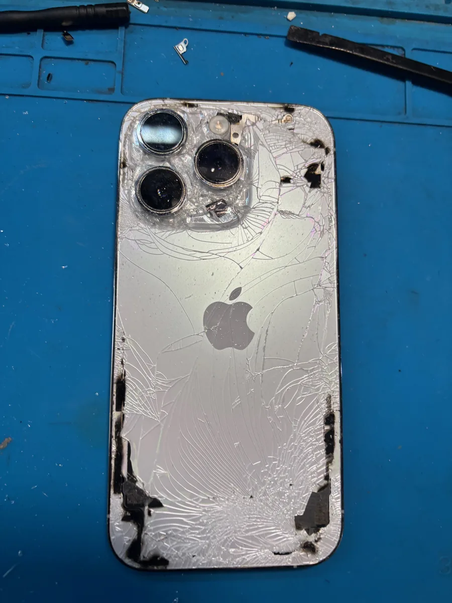 iPhone con vetro posteriore frantumato prima della sostituzione della back cover