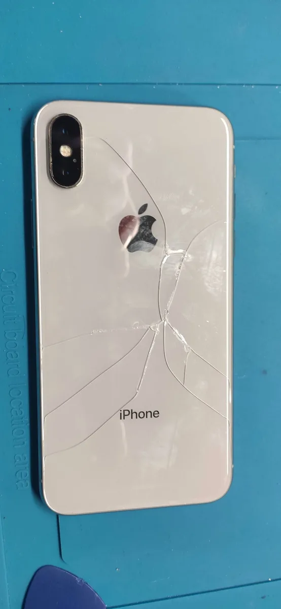 iPhone X bianco con vetro posteriore crepato portato in riparazione a Torino