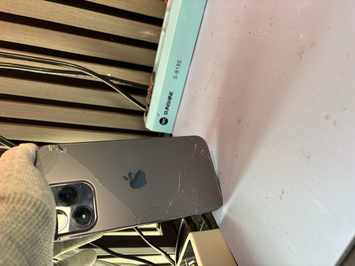 iPhone 15 Pro titanio con schermo rotto portato in riparazione a Torino