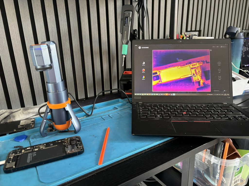 Analisi termica con camera a infrarossi durante verifica batteria iPhone 12