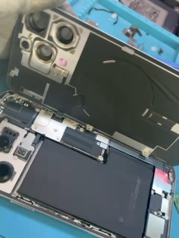 Interni iPhone 12 con connettore batteria e componenti visibili