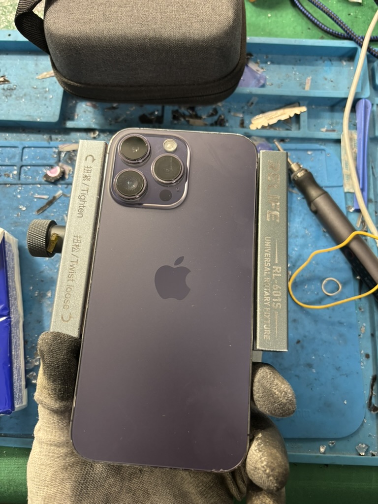 iPhone 12 nel fixture professionale pronto per la sostituzione batteria