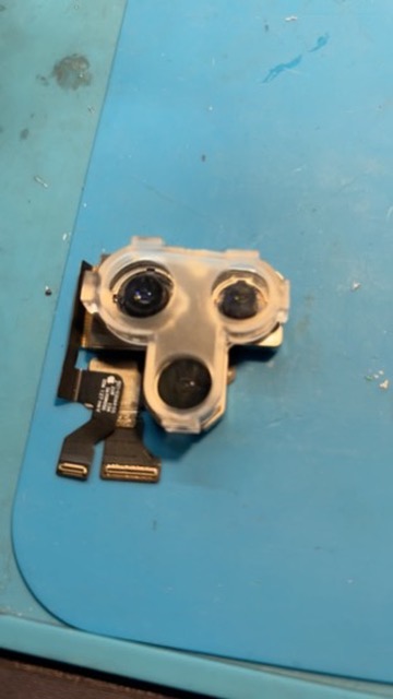 Modulo fotocamera tripla iPhone originale rimosso su tavolo di riparazione - componente originale Apple