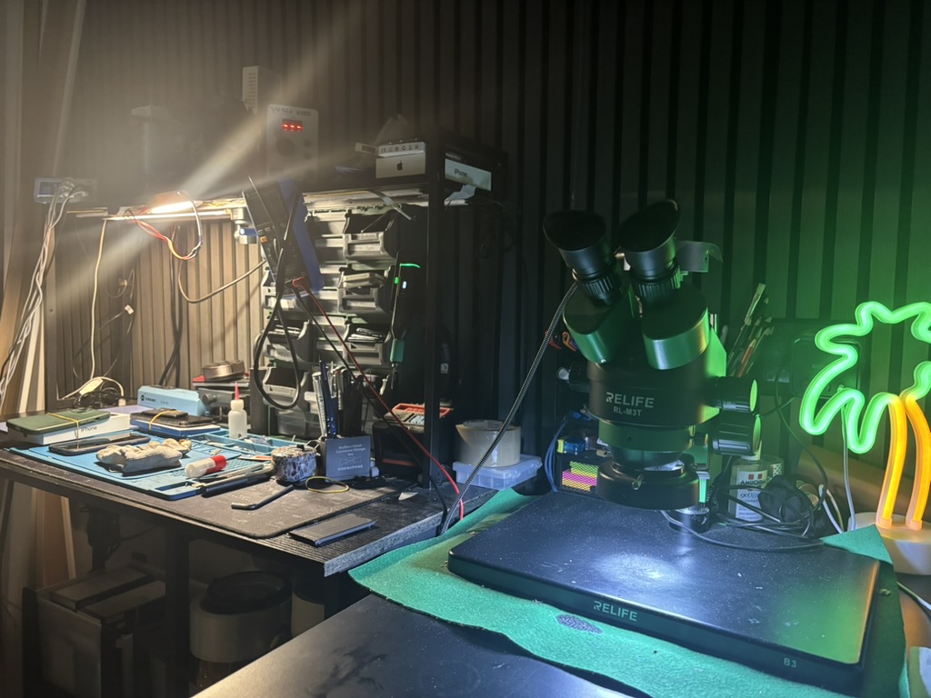 Laboratorio riparazione iPhone Torino - Microscopio professionale Relife e strumentazione per riparazione schermo e componenti iPhone