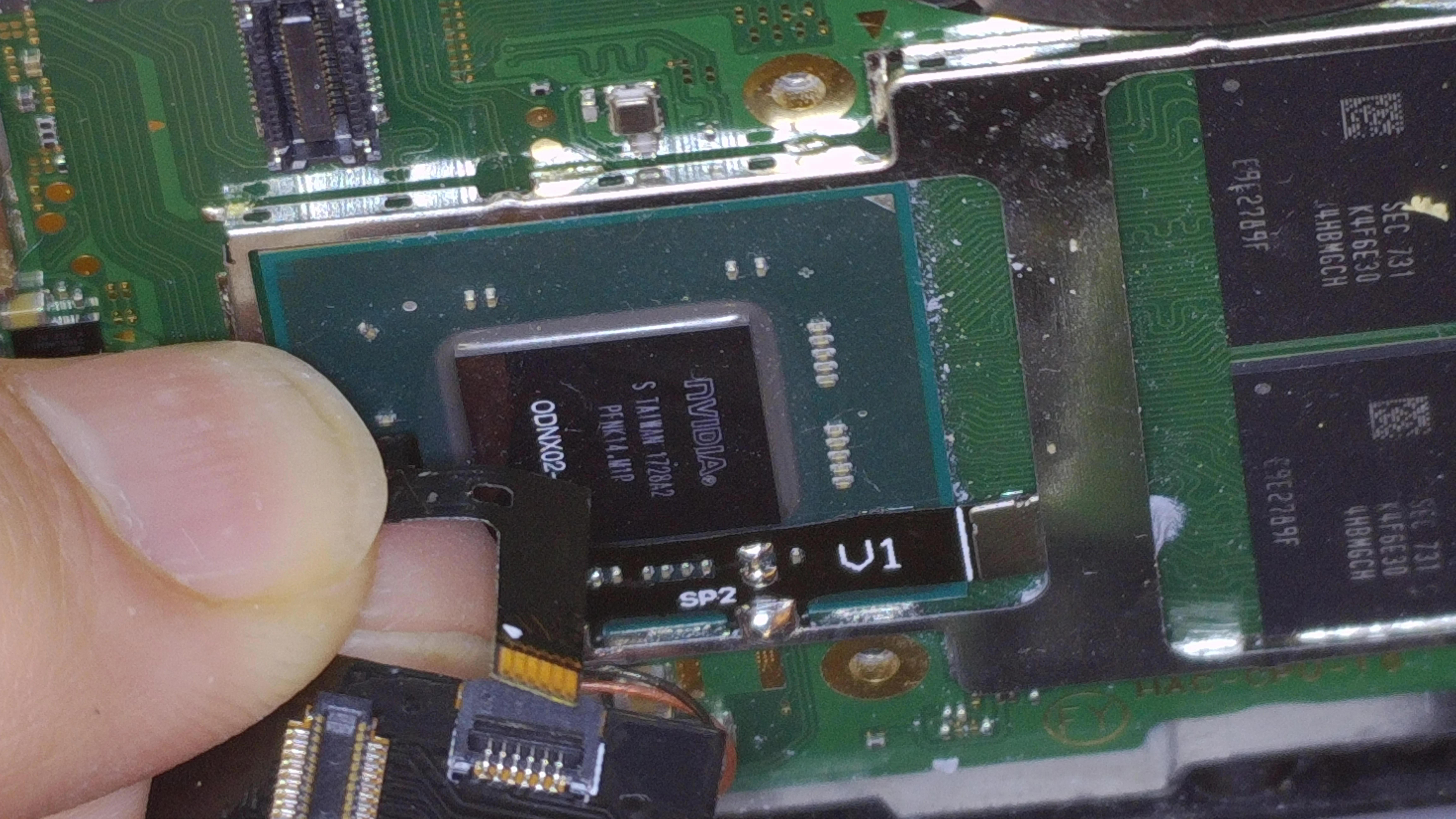 Saldatura cavo flex APU su Nintendo Switch