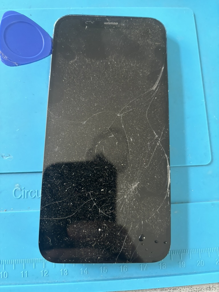 iPhone con schermo rotto e vetro danneggiato prima della riparazione a Torino