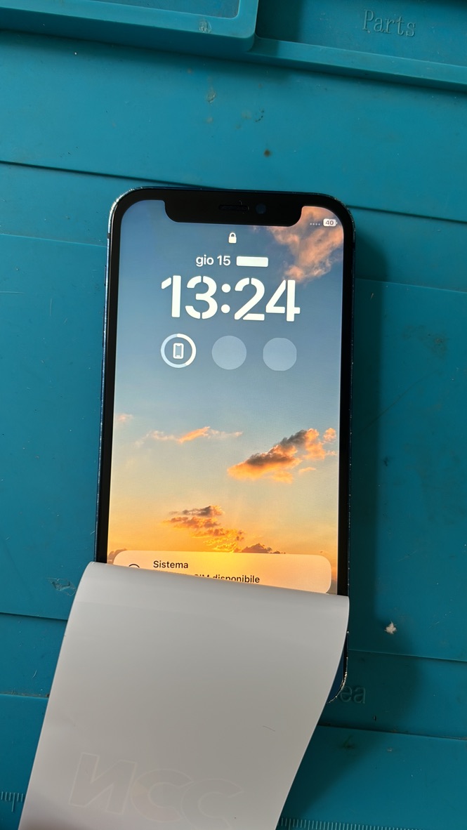 iPhone con schermo perfettamente riparato e funzionante dopo sostituzione vetro a Torino