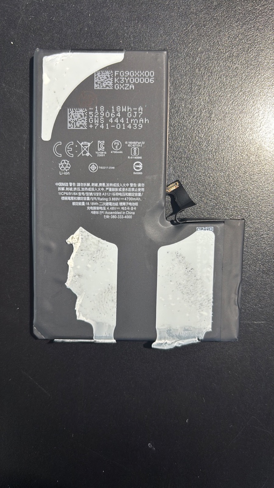 Batteria iPhone esausta appena rimossa durante il cambio batteria in laboratorio a Torino