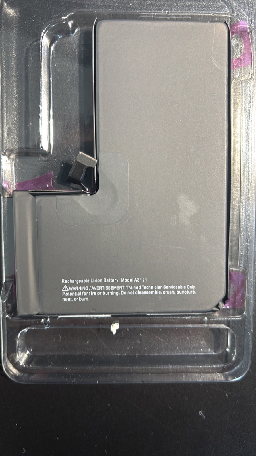 Batteria nuova per iPhone ancora sigillata nel blister prima della sostituzione