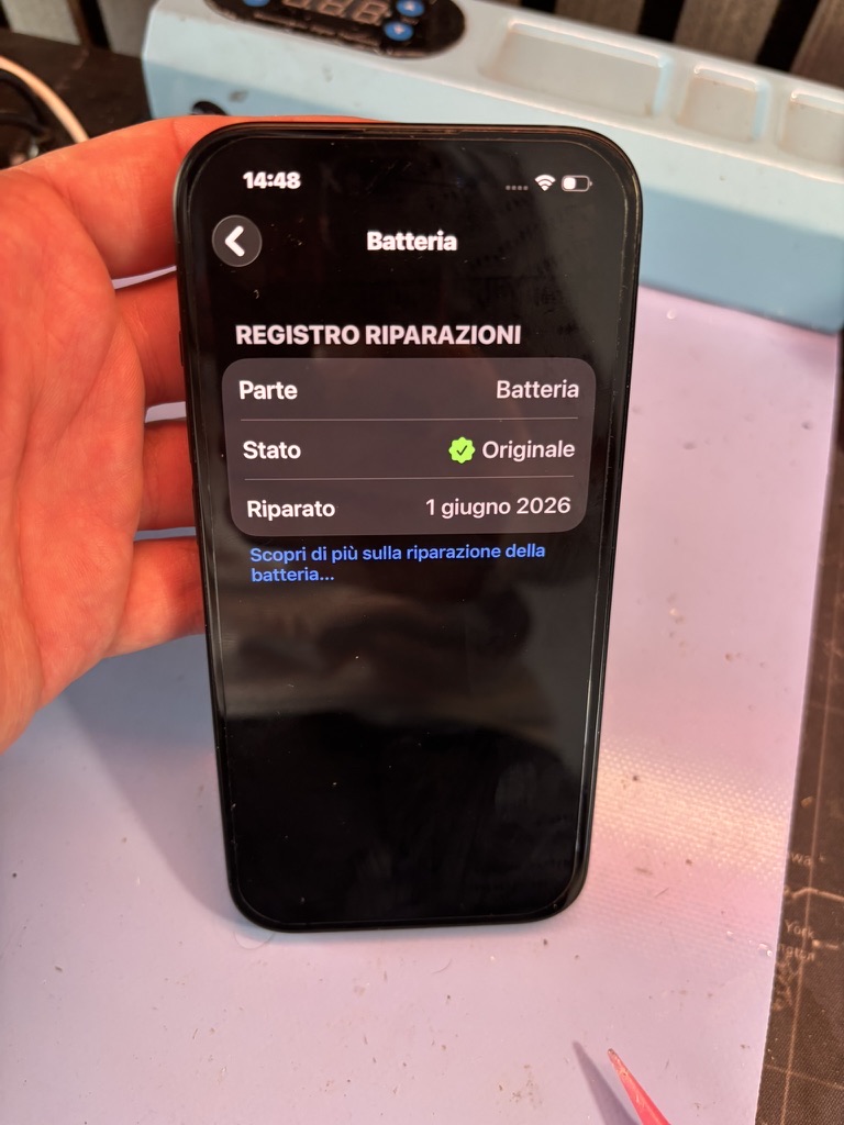 Registro riparazioni iOS che conferma batteria originale dopo la sostituzione