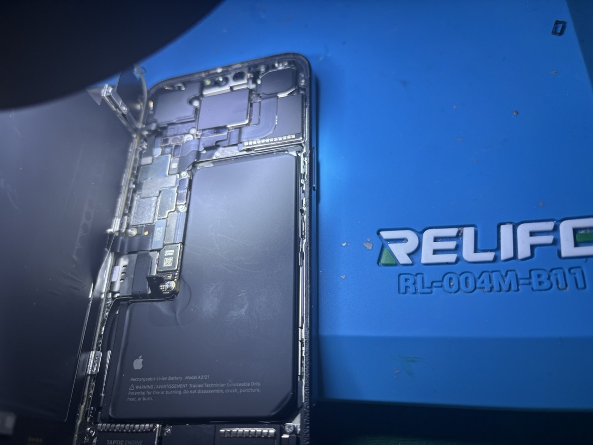 Sostituzione batteria originale su iPhone 15 Pro Max nel laboratorio di Torino