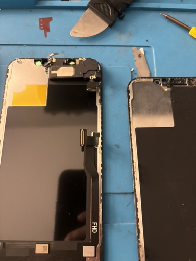 Ricollegamento componenti interni iPhone 12 - Riparazione professionale Torino