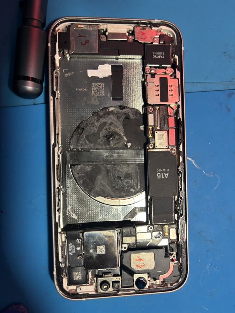 Smontaggio completo di iPhone 13 con scheda madre A15 a vista
