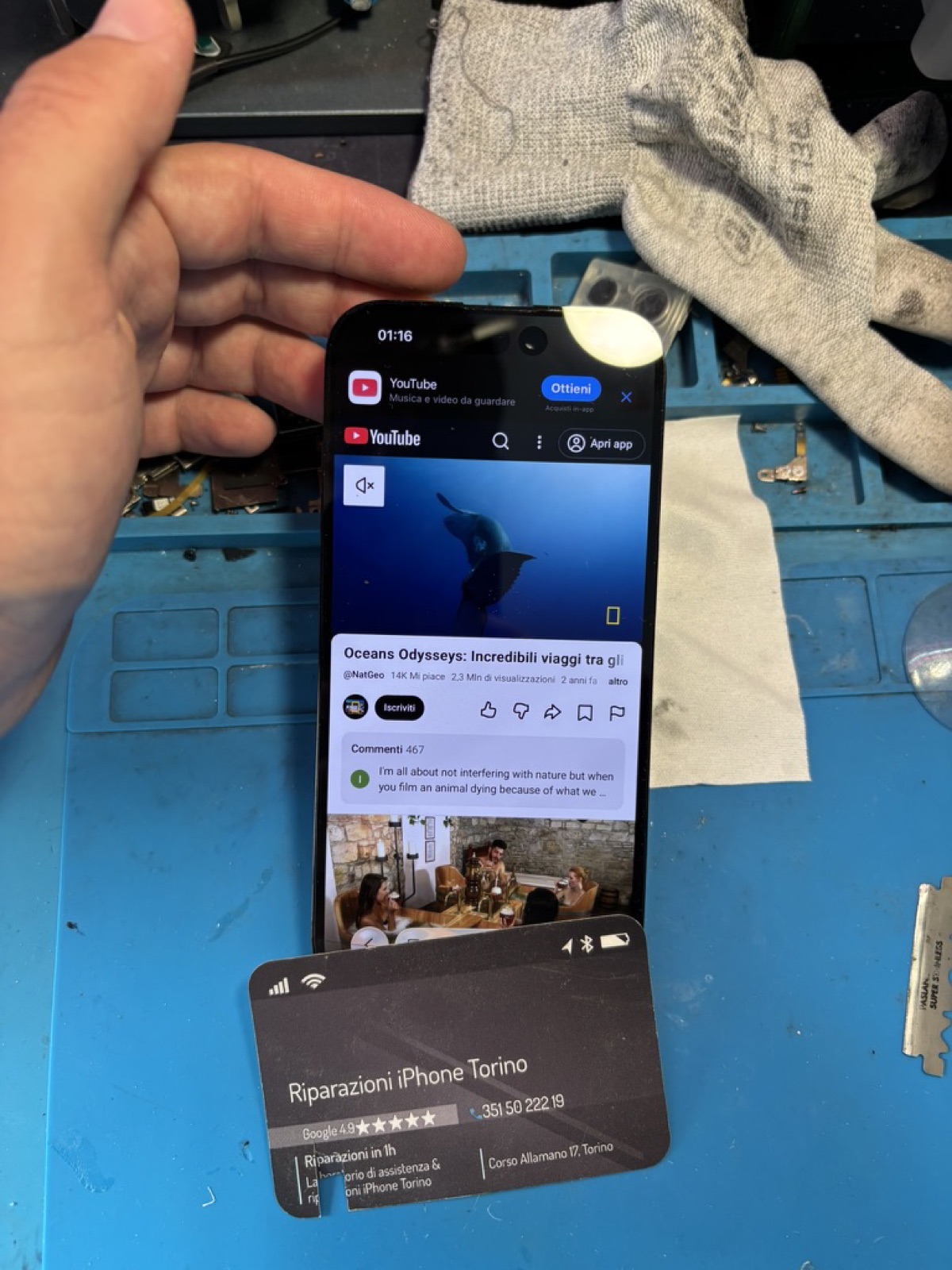 Test finale di un iPhone riparato acceso e funzionante sul banco del laboratorio di Torino