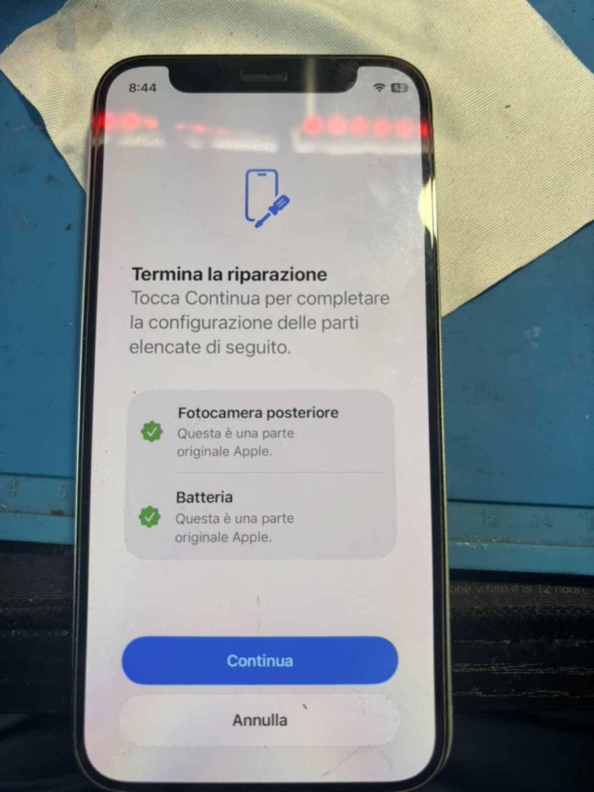 Schermata iOS che conferma batteria e fotocamera come parti originali Apple dopo la riparazione